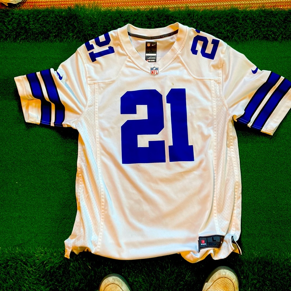 Ezekiel Elliott Dallas Cowboys Jersey barely used